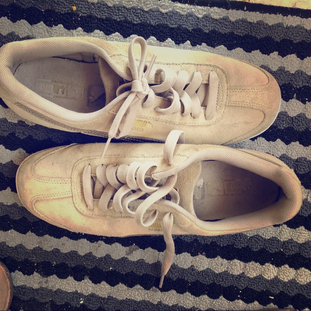 Size 10 barely worn pumas suede